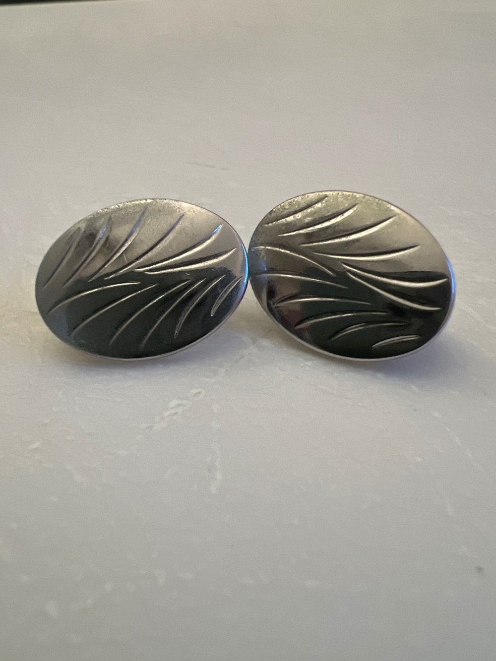 Vintage Sarah Coventry Silver Tone Engraved Leaf Oval Clip On Earrings